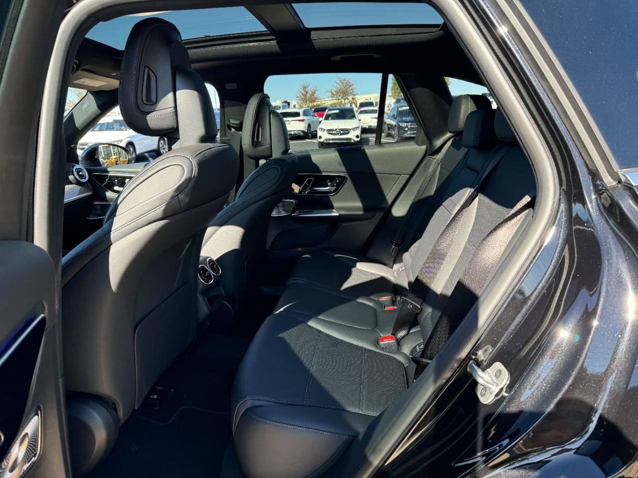 Mercedes-Benz GLC Vehicle Full-screen Gallery Image 8