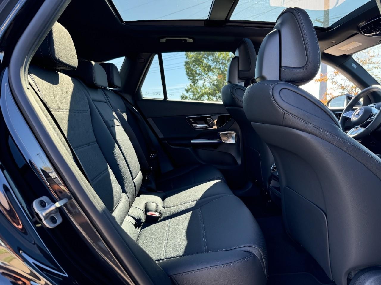 Mercedes-Benz GLC Vehicle Full-screen Gallery Image 10