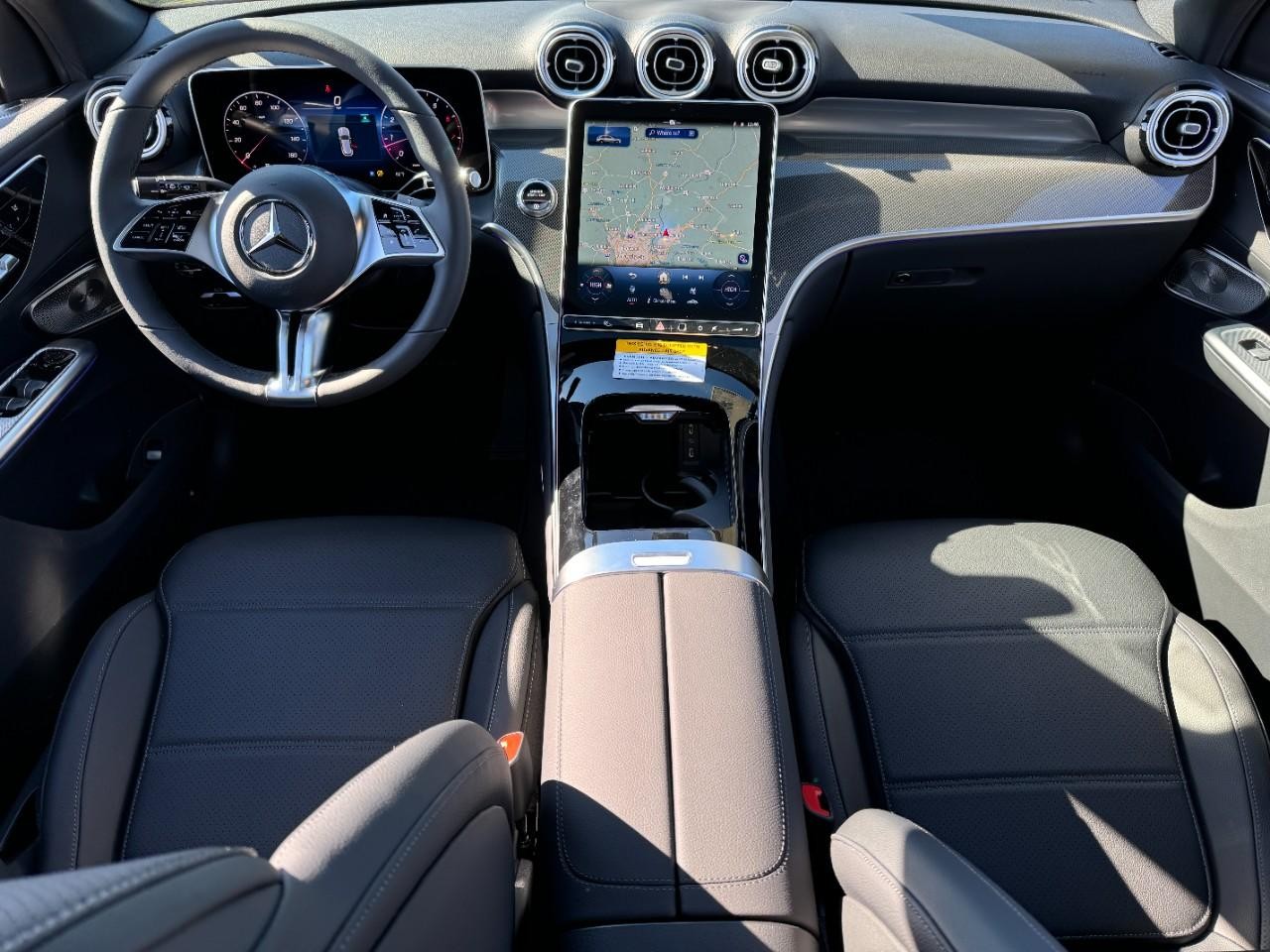 Mercedes-Benz GLC Vehicle Full-screen Gallery Image 12