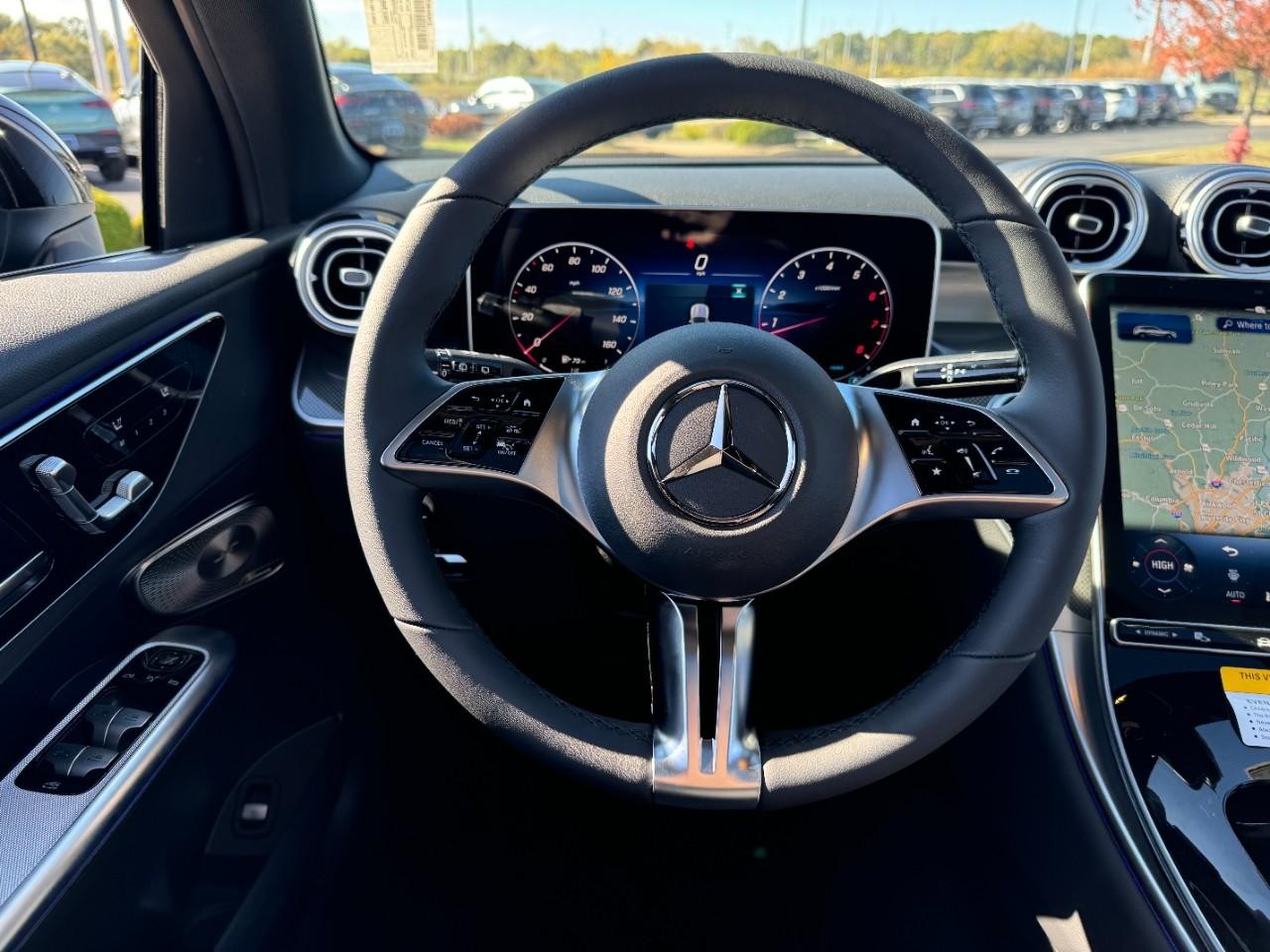 Mercedes-Benz GLC Vehicle Full-screen Gallery Image 13