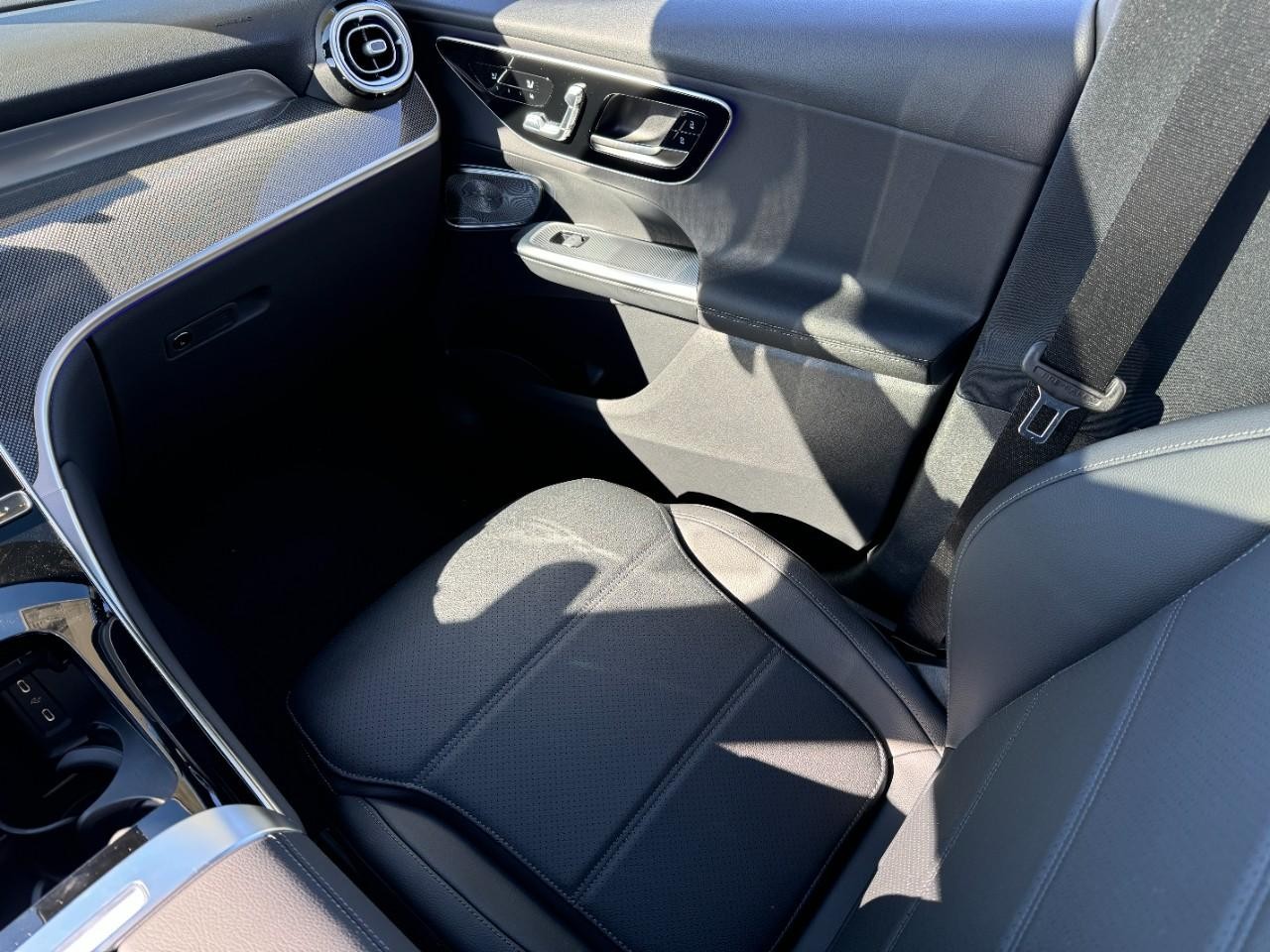 Mercedes-Benz GLC Vehicle Full-screen Gallery Image 15