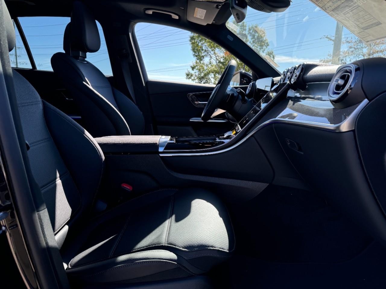 Mercedes-Benz GLC Vehicle Full-screen Gallery Image 16