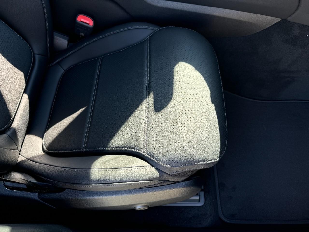 Mercedes-Benz GLC Vehicle Full-screen Gallery Image 17