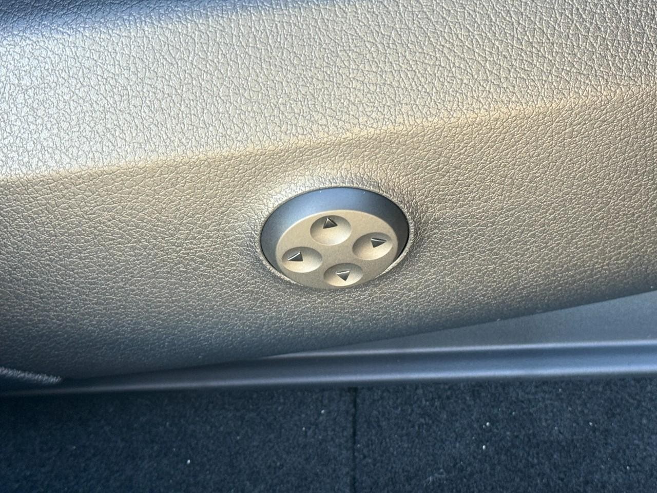 Mercedes-Benz GLC Vehicle Full-screen Gallery Image 18