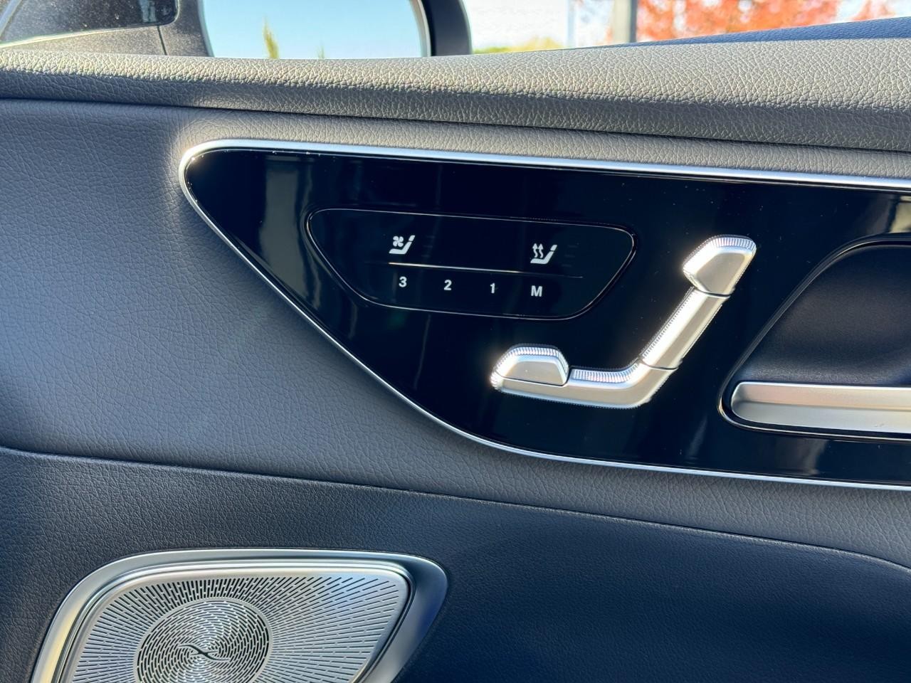 Mercedes-Benz GLC Vehicle Full-screen Gallery Image 19