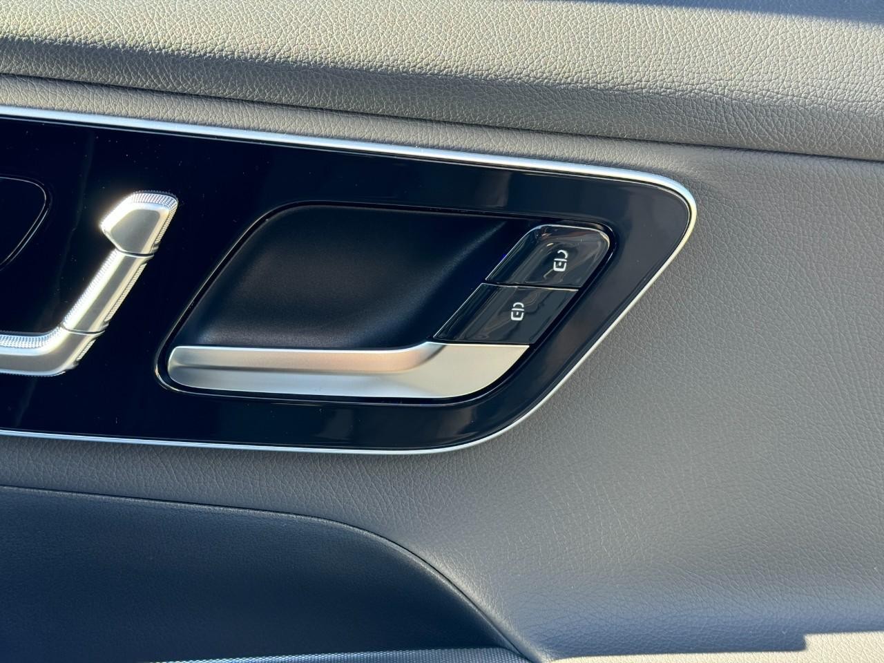 Mercedes-Benz GLC Vehicle Full-screen Gallery Image 20