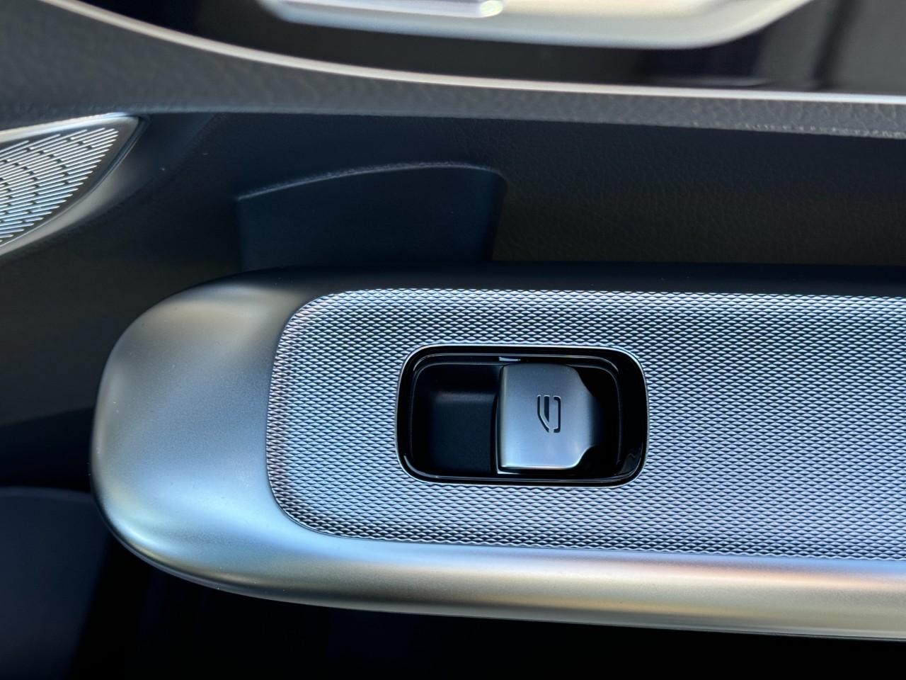 Mercedes-Benz GLC Vehicle Full-screen Gallery Image 21