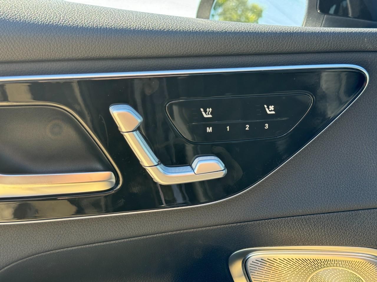 Mercedes-Benz GLC Vehicle Full-screen Gallery Image 22