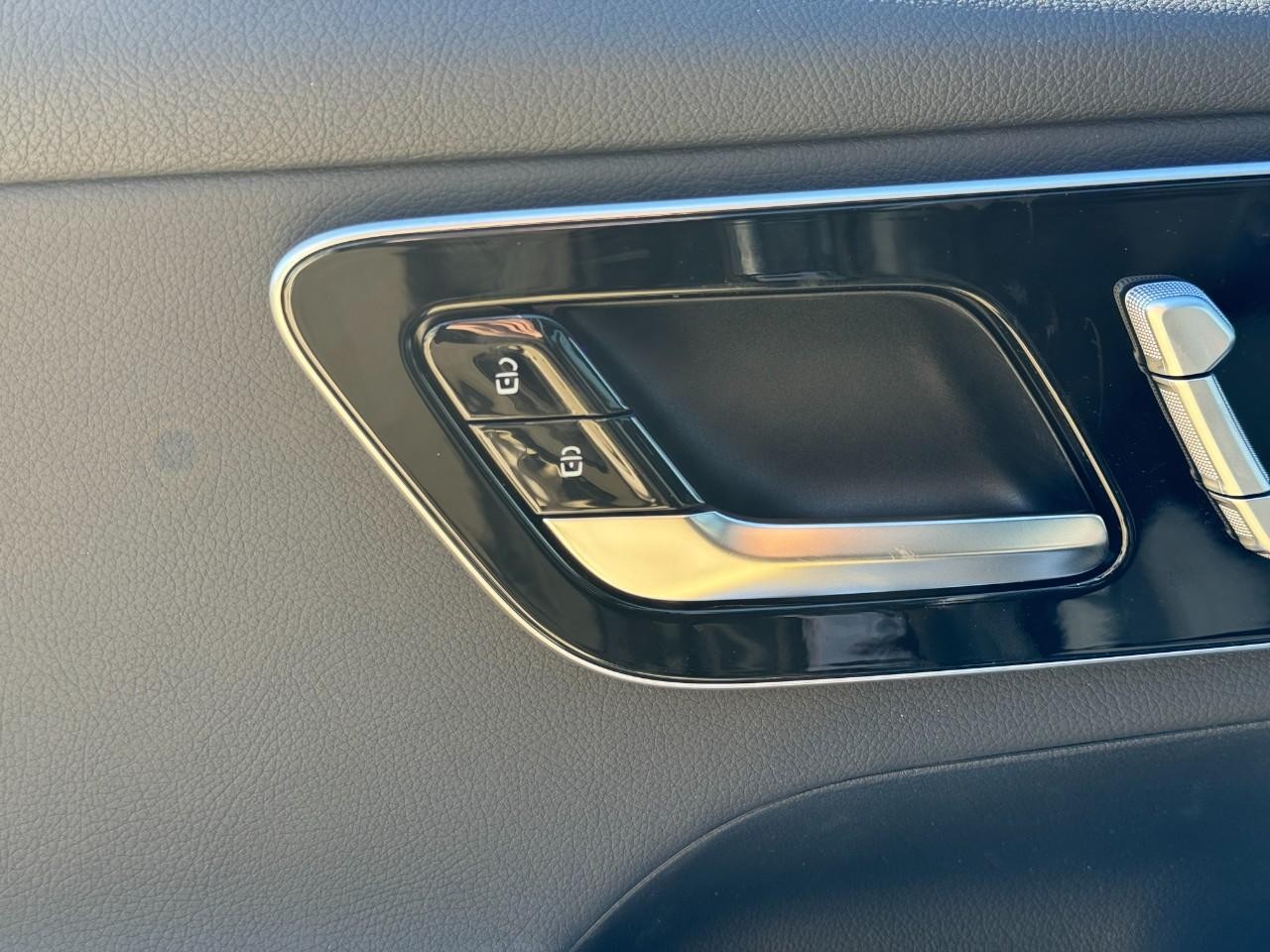 Mercedes-Benz GLC Vehicle Full-screen Gallery Image 23