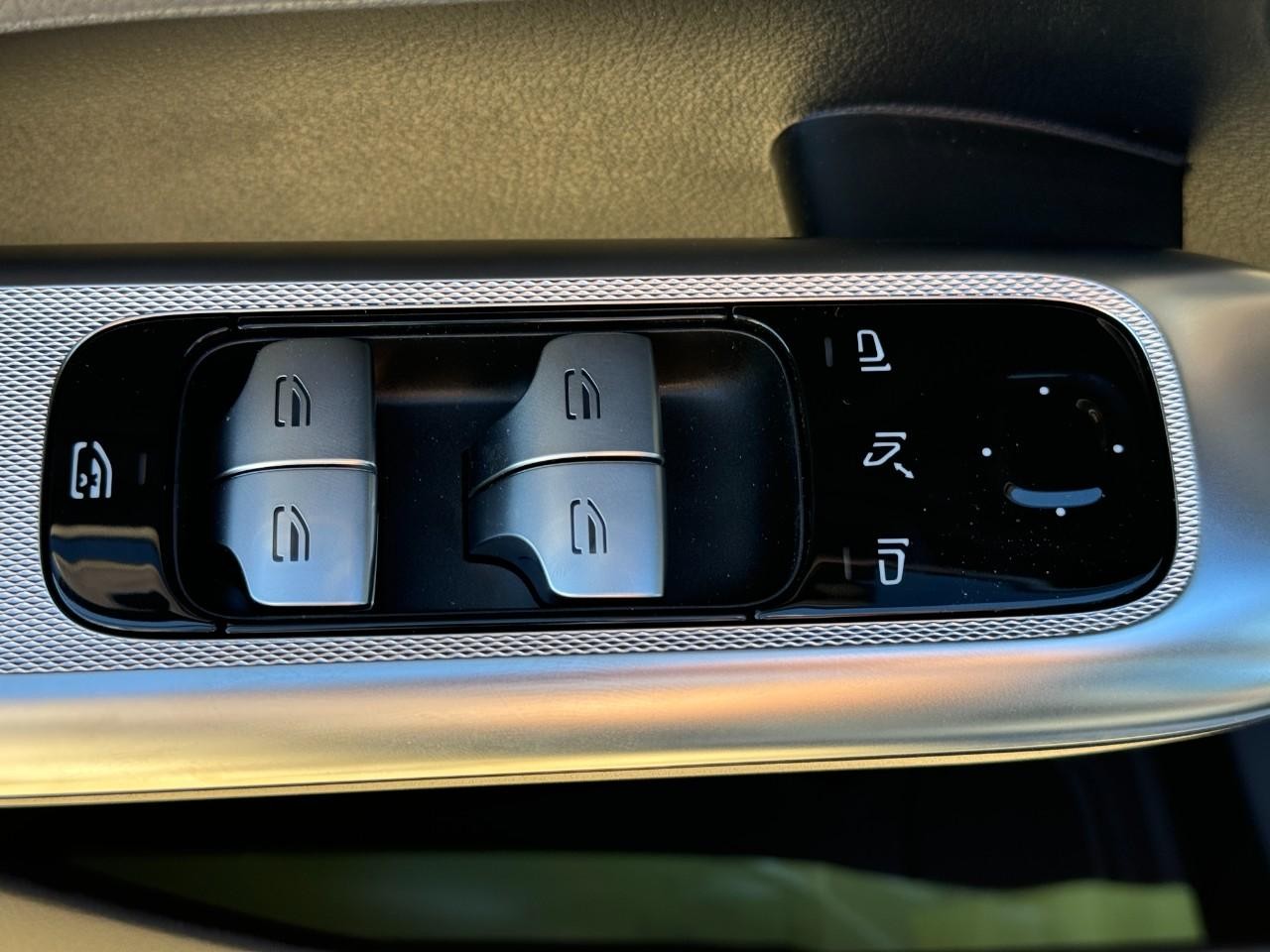 Mercedes-Benz GLC Vehicle Full-screen Gallery Image 24