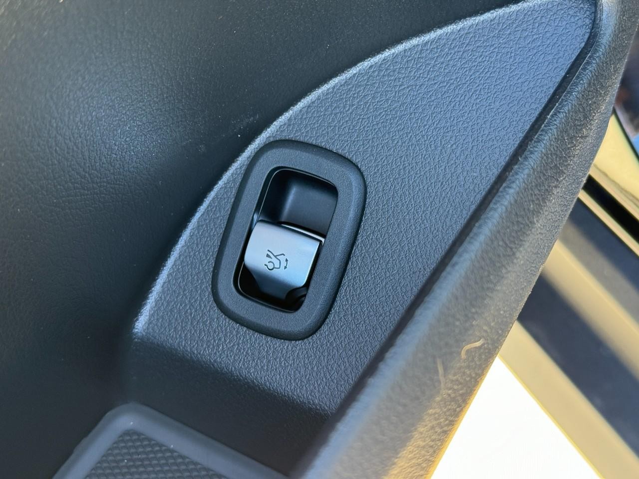 Mercedes-Benz GLC Vehicle Full-screen Gallery Image 26