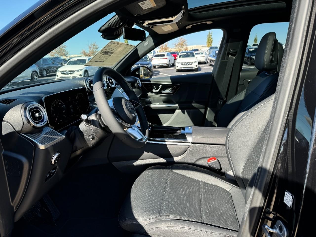 Mercedes-Benz GLC Vehicle Full-screen Gallery Image 27