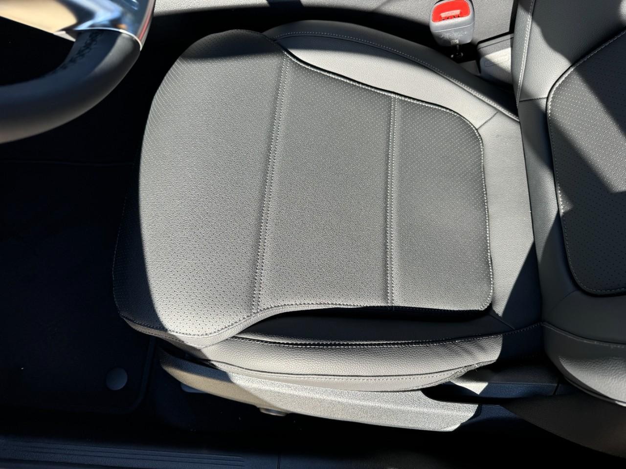 Mercedes-Benz GLC Vehicle Full-screen Gallery Image 28