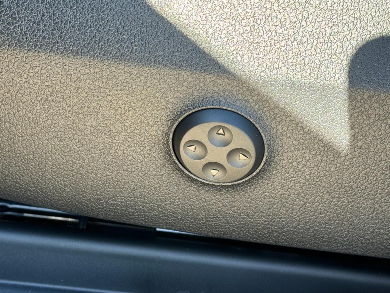 Mercedes-Benz GLC Vehicle Full-screen Gallery Image 29