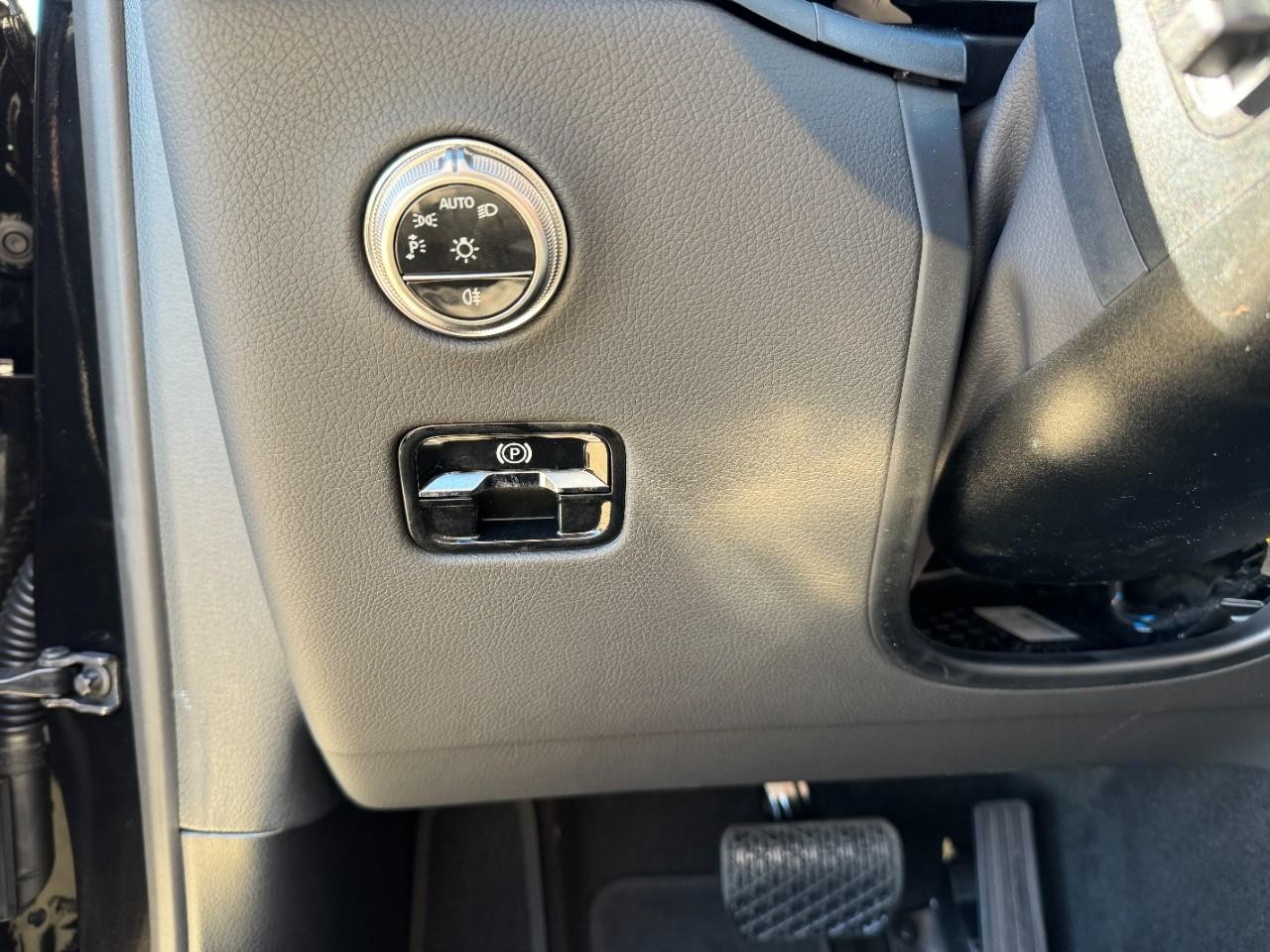 Mercedes-Benz GLC Vehicle Full-screen Gallery Image 30