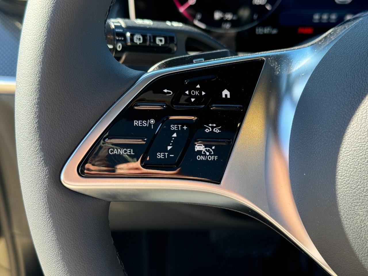 Mercedes-Benz GLC Vehicle Full-screen Gallery Image 31