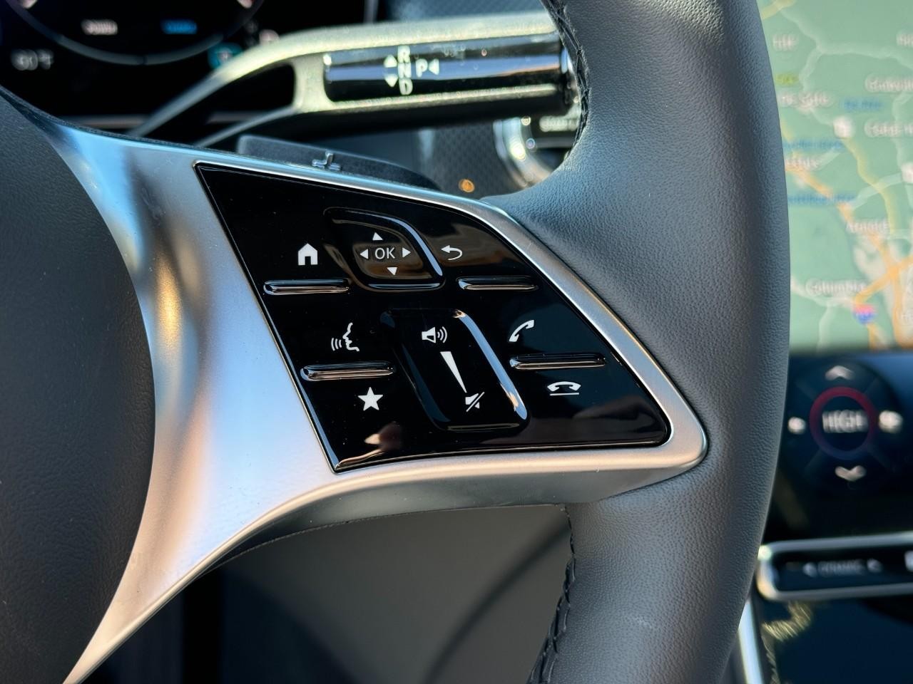 Mercedes-Benz GLC Vehicle Full-screen Gallery Image 32