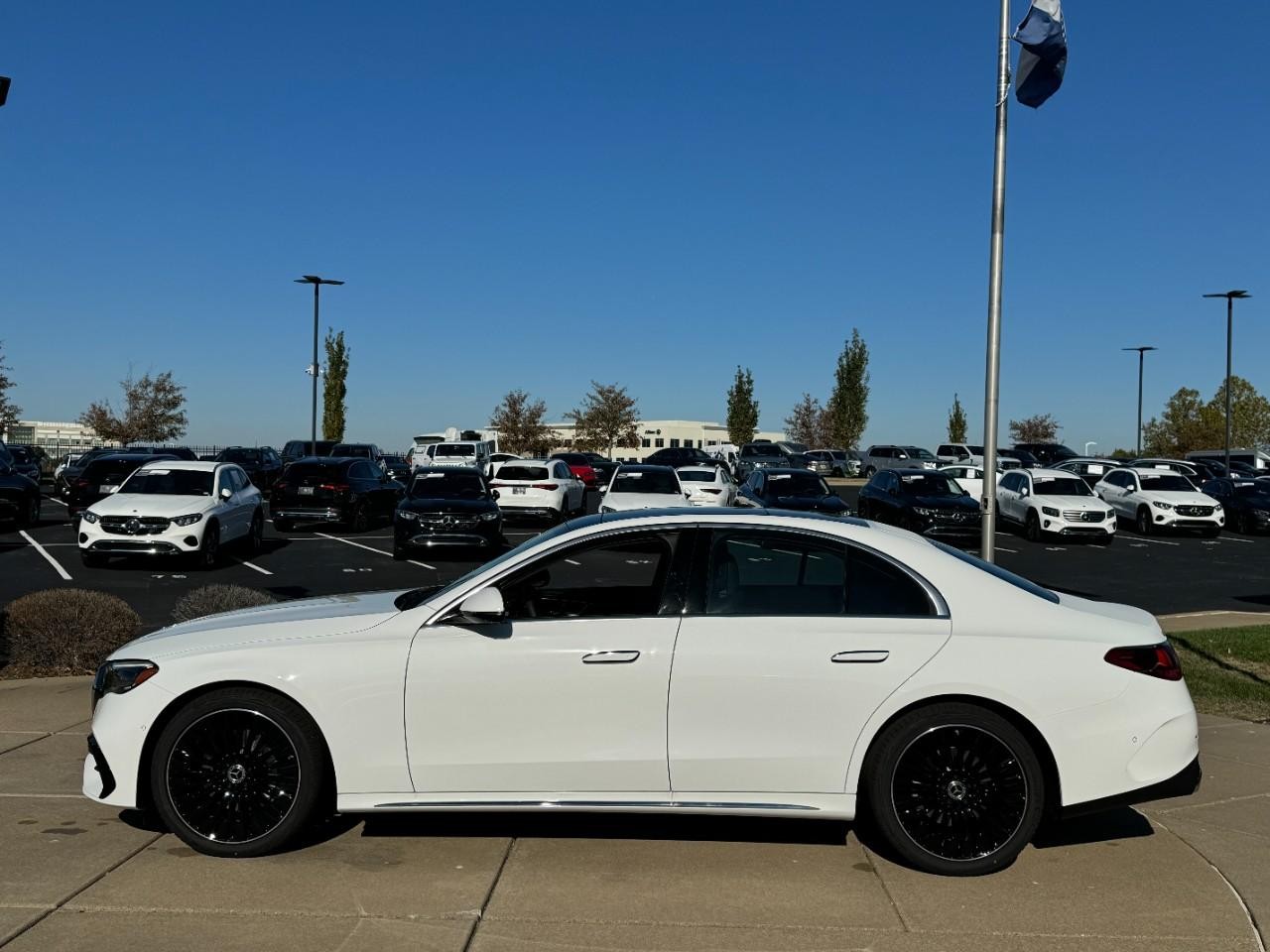 Mercedes-Benz E-Class Vehicle Full-screen Gallery Image 2