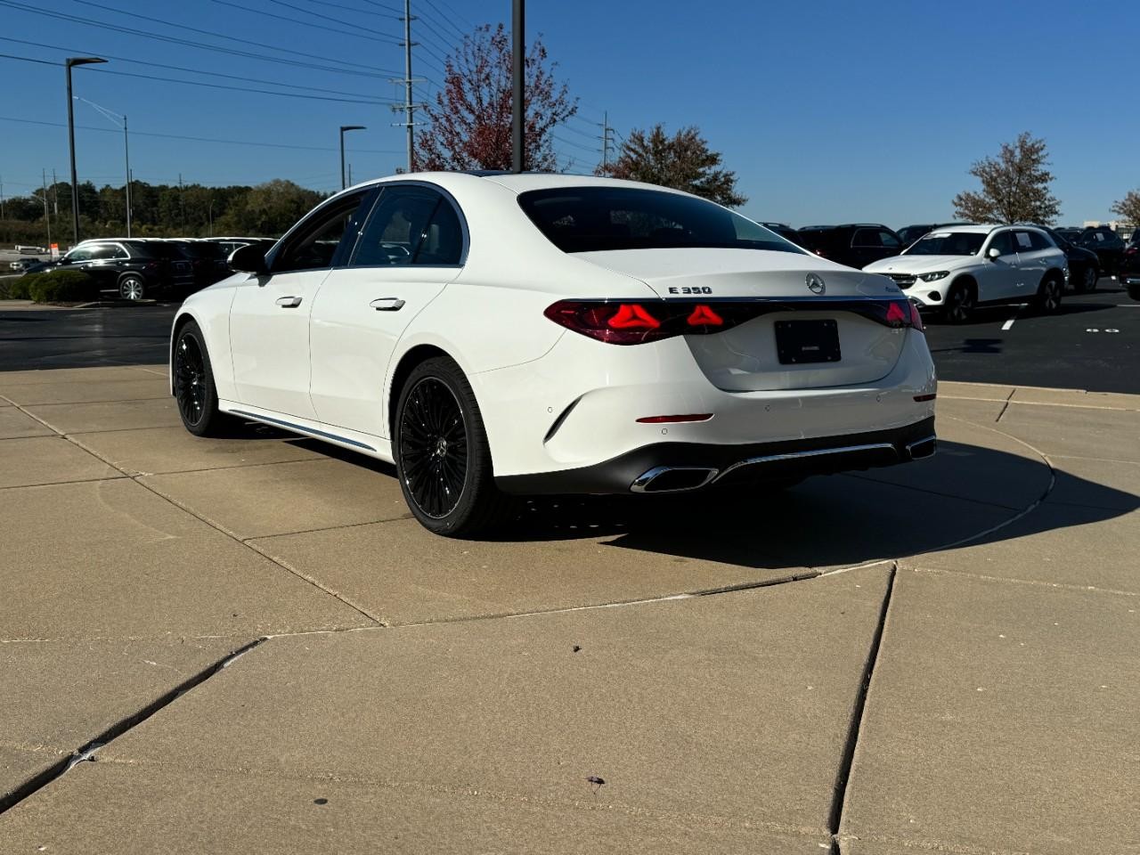 Mercedes-Benz E-Class Vehicle Full-screen Gallery Image 3