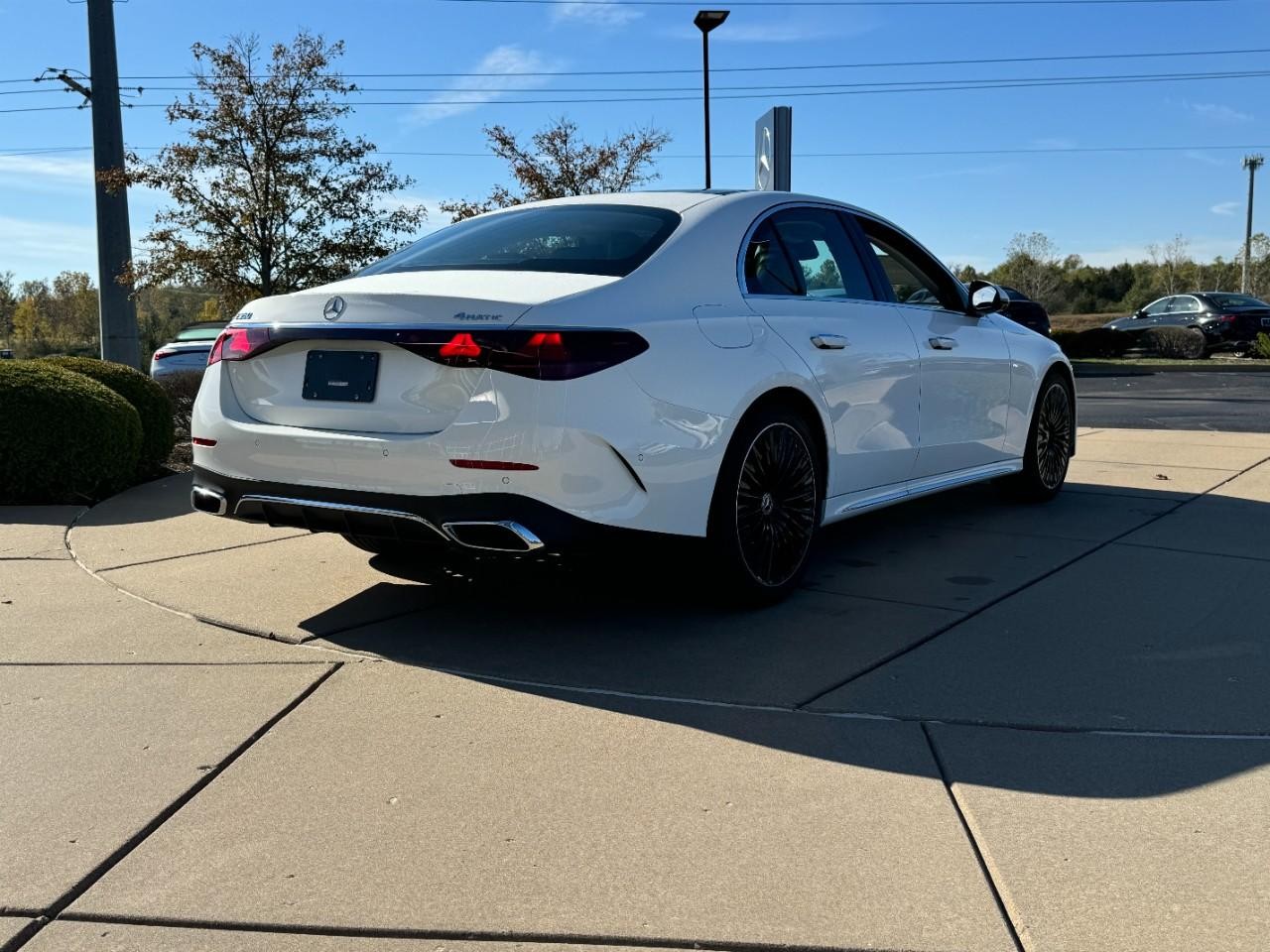 Mercedes-Benz E-Class Vehicle Full-screen Gallery Image 4