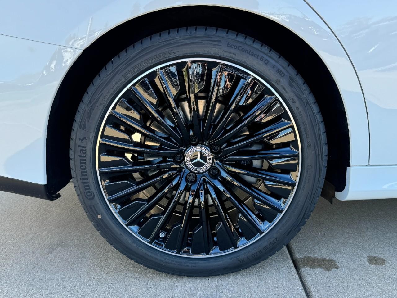 Mercedes-Benz E-Class Vehicle Full-screen Gallery Image 5