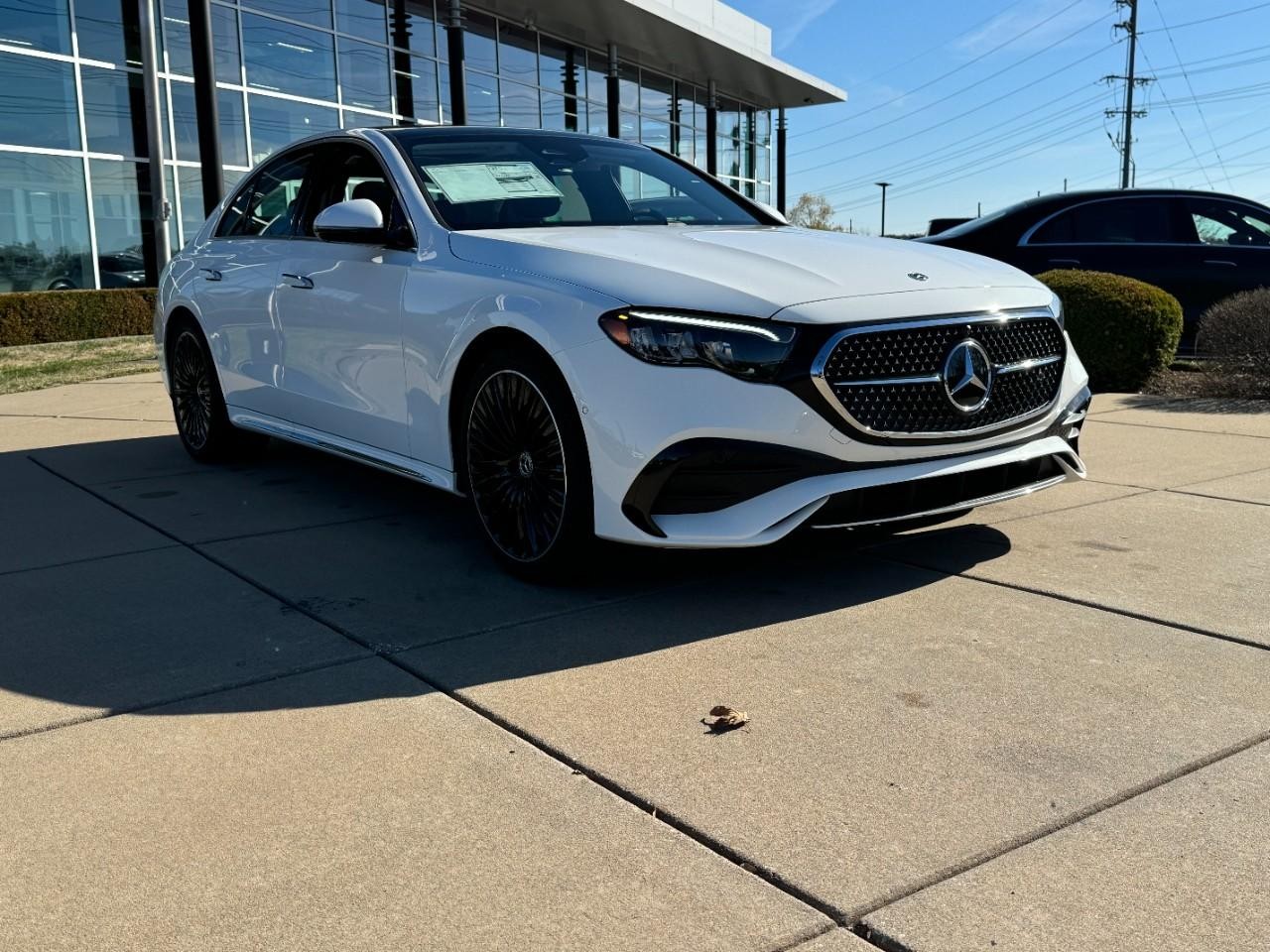 Mercedes-Benz E-Class Vehicle Full-screen Gallery Image 6