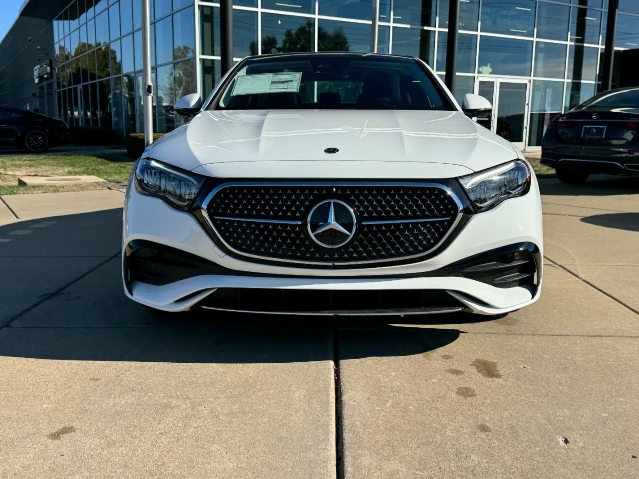 Mercedes-Benz E-Class Vehicle Full-screen Gallery Image 7