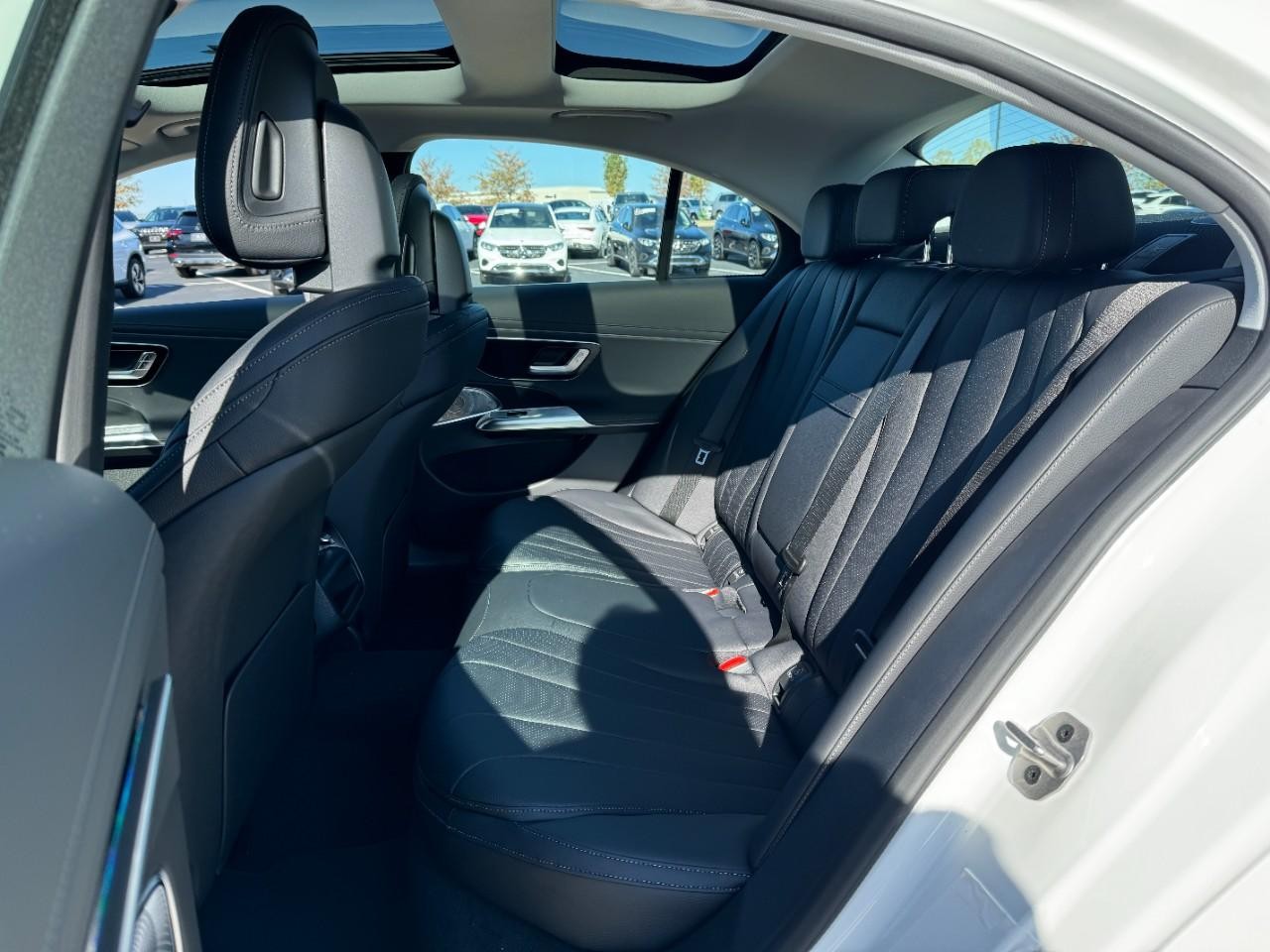 Mercedes-Benz E-Class Vehicle Full-screen Gallery Image 8