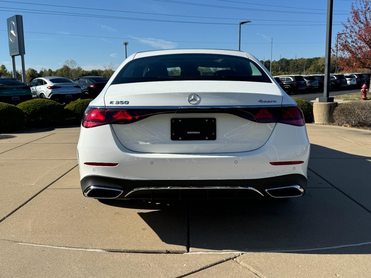 Mercedes-Benz E-Class Vehicle Full-screen Gallery Image 9