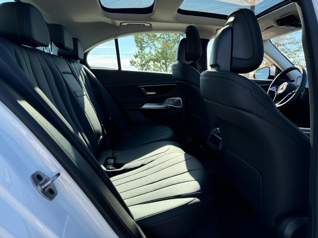 Mercedes-Benz E-Class Vehicle Full-screen Gallery Image 10