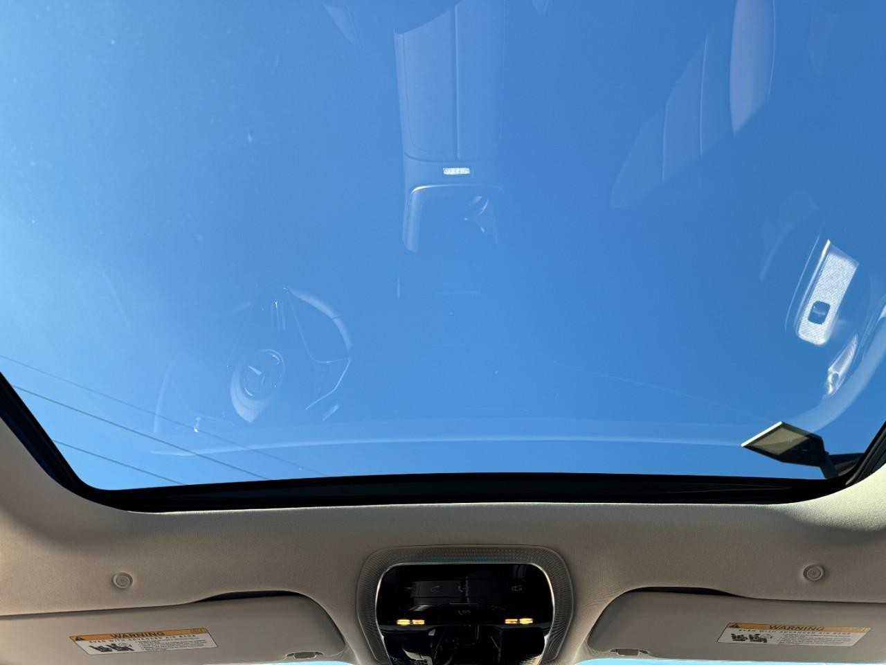 Mercedes-Benz E-Class Vehicle Full-screen Gallery Image 11