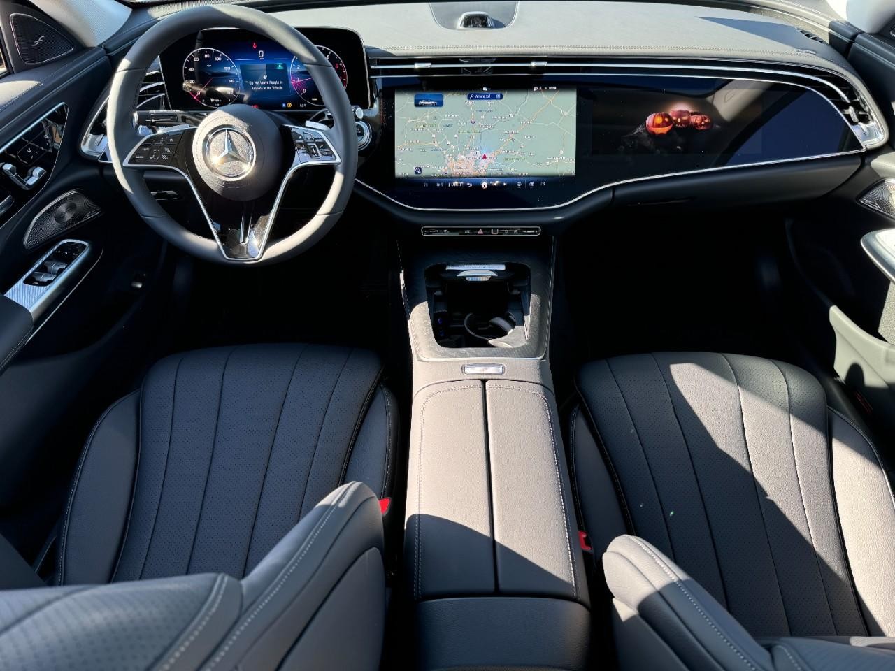 Mercedes-Benz E-Class Vehicle Full-screen Gallery Image 12