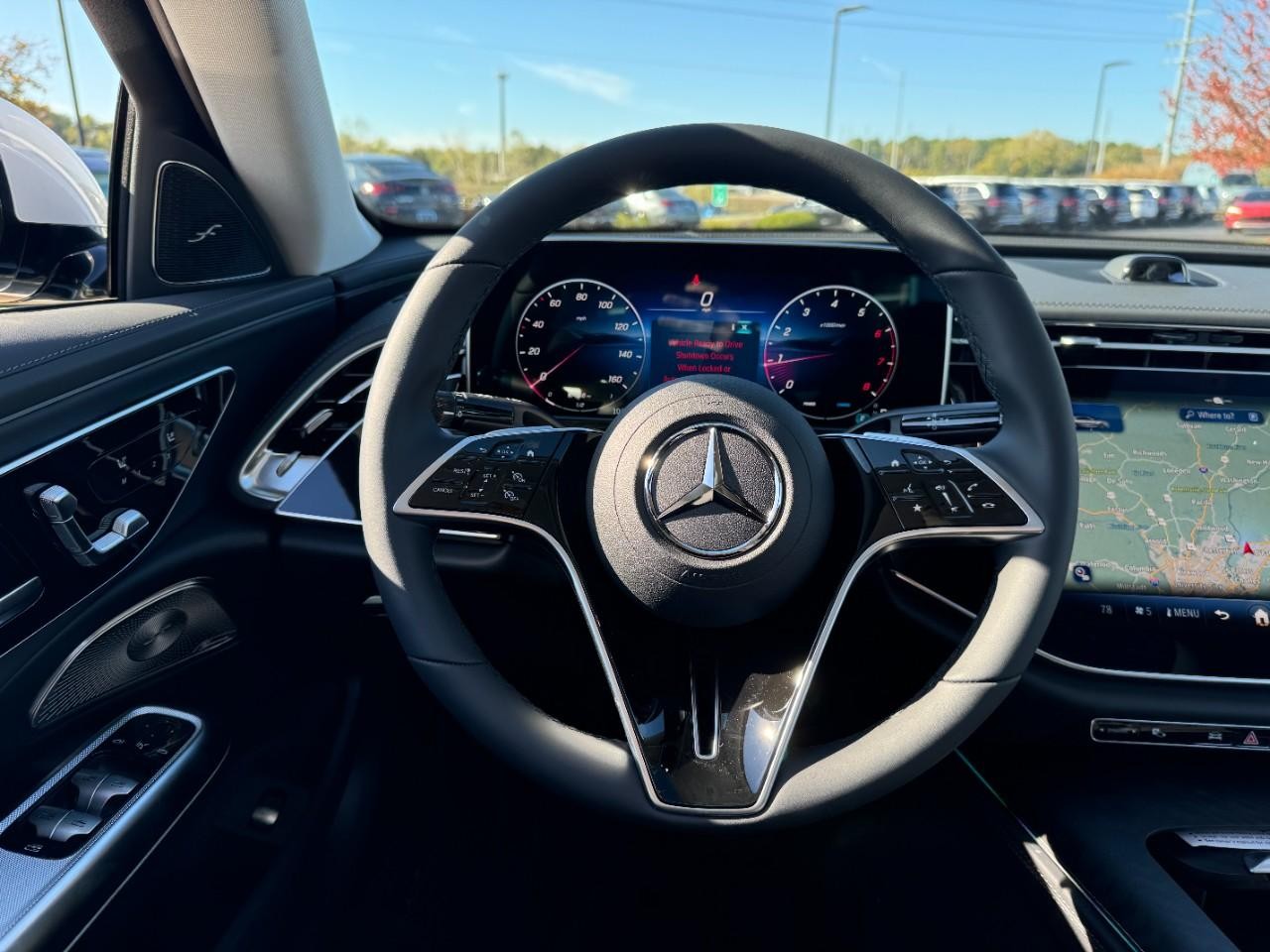 Mercedes-Benz E-Class Vehicle Full-screen Gallery Image 13