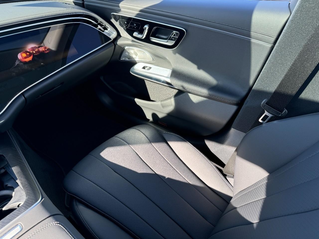 Mercedes-Benz E-Class Vehicle Full-screen Gallery Image 15