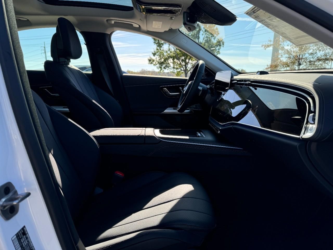 Mercedes-Benz E-Class Vehicle Full-screen Gallery Image 16