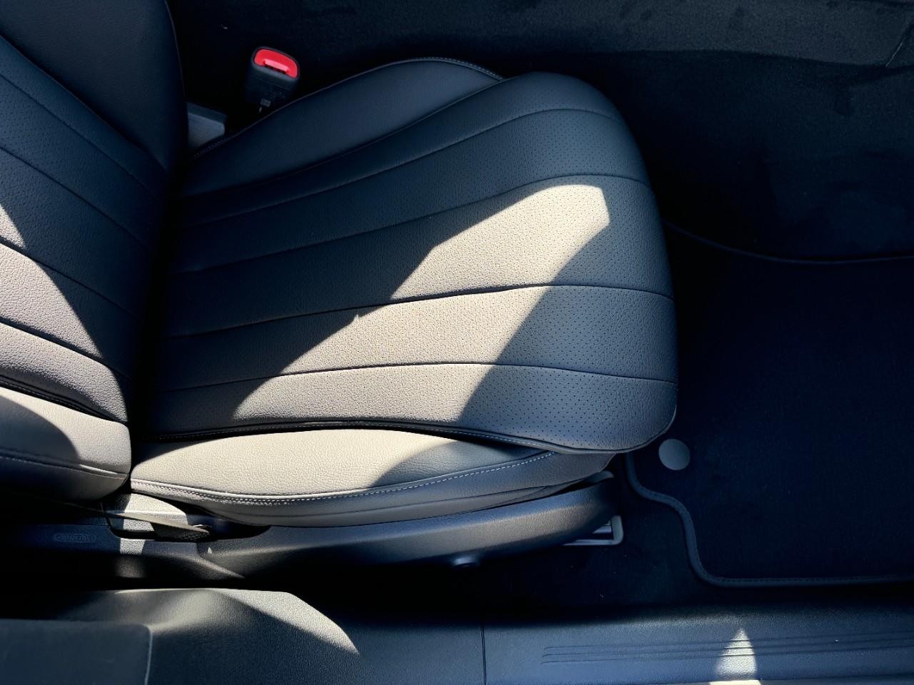 Mercedes-Benz E-Class Vehicle Full-screen Gallery Image 17