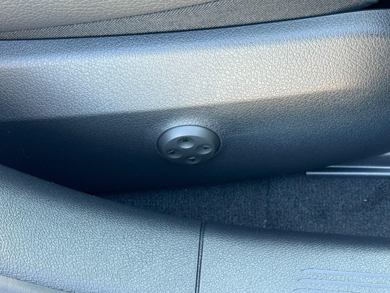 Mercedes-Benz E-Class Vehicle Full-screen Gallery Image 18