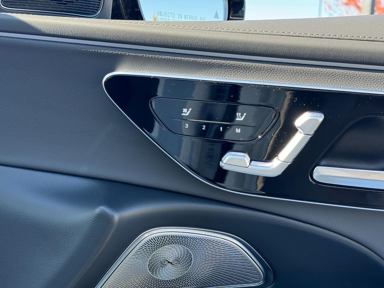 Mercedes-Benz E-Class Vehicle Full-screen Gallery Image 19