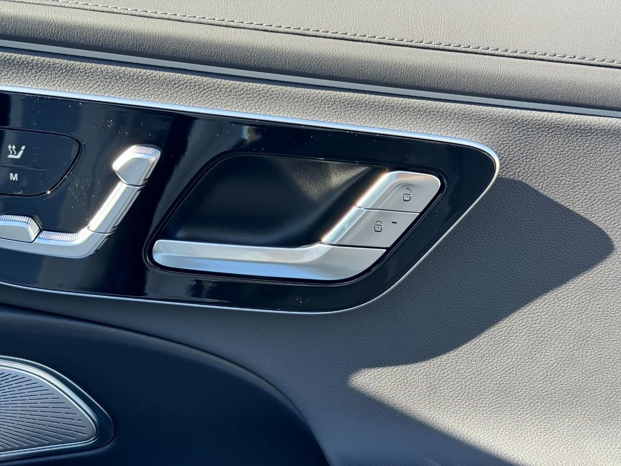 Mercedes-Benz E-Class Vehicle Full-screen Gallery Image 20