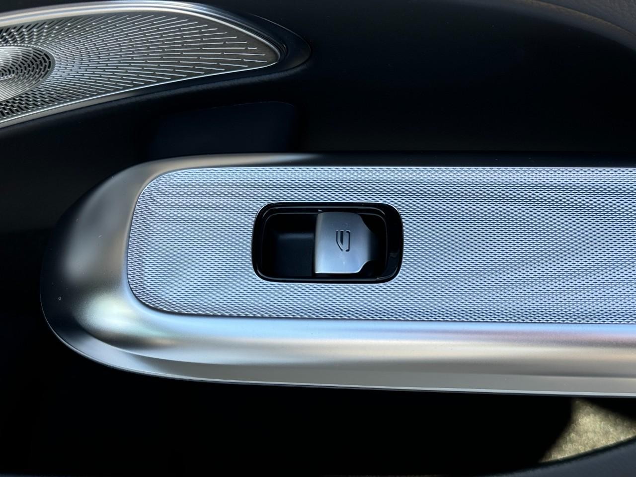 Mercedes-Benz E-Class Vehicle Full-screen Gallery Image 21