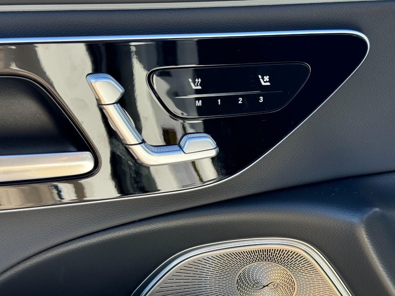 Mercedes-Benz E-Class Vehicle Full-screen Gallery Image 22