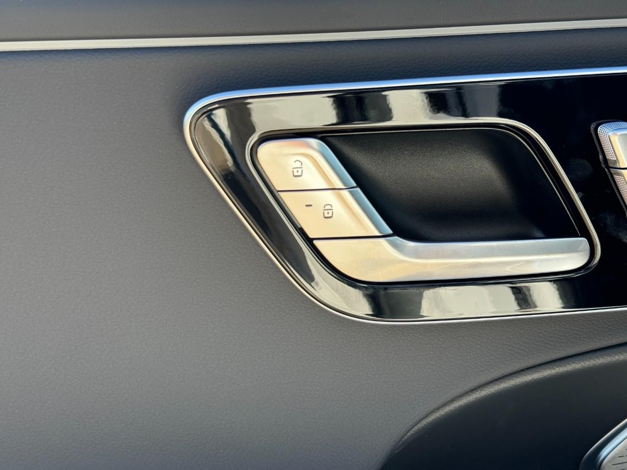 Mercedes-Benz E-Class Vehicle Full-screen Gallery Image 23