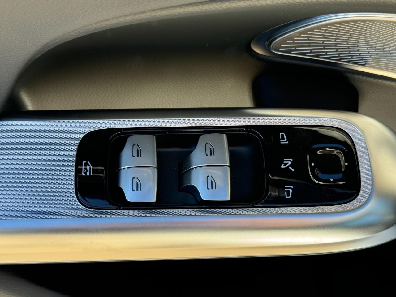 Mercedes-Benz E-Class Vehicle Full-screen Gallery Image 24