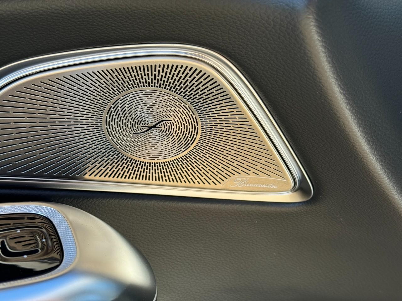 Mercedes-Benz E-Class Vehicle Full-screen Gallery Image 25