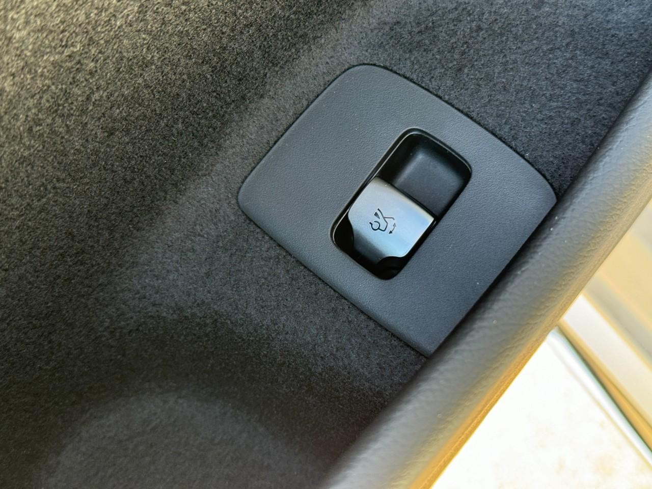 Mercedes-Benz E-Class Vehicle Full-screen Gallery Image 26