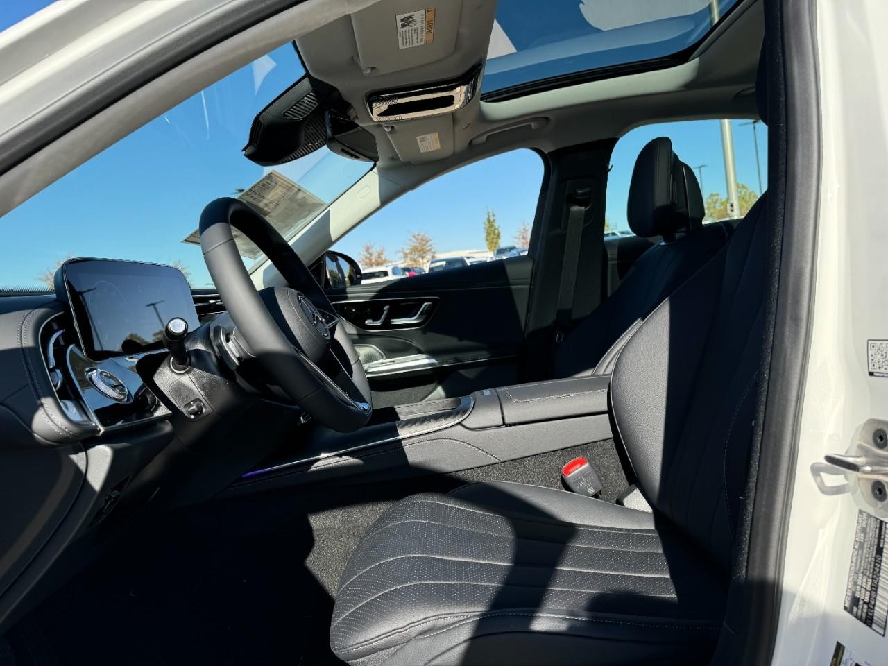 Mercedes-Benz E-Class Vehicle Full-screen Gallery Image 27