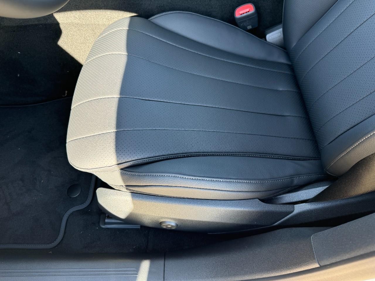 Mercedes-Benz E-Class Vehicle Full-screen Gallery Image 28