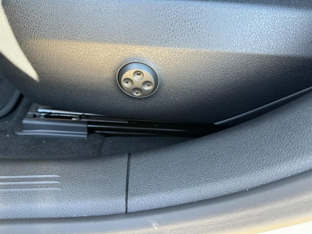 Mercedes-Benz E-Class Vehicle Full-screen Gallery Image 29