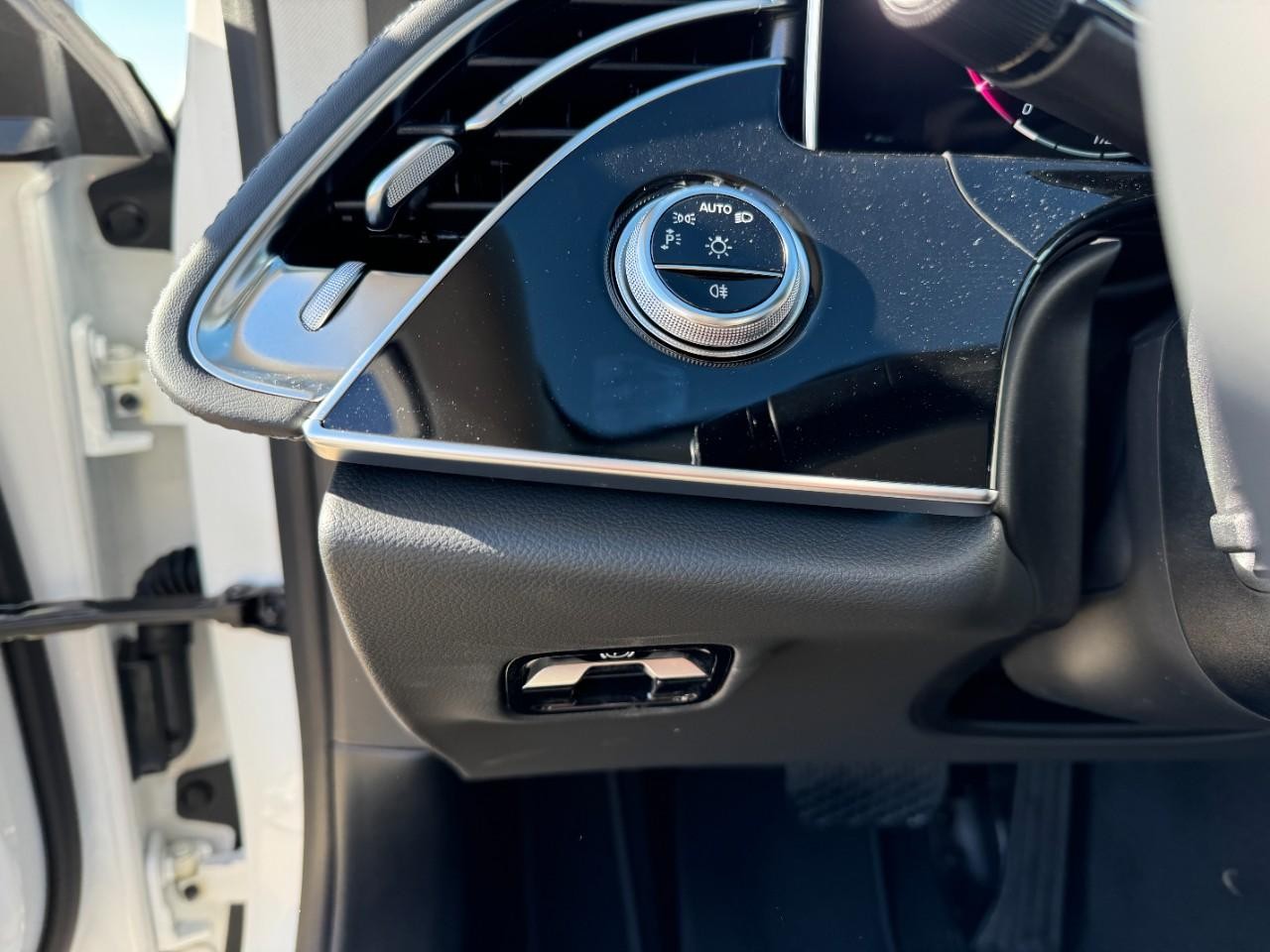 Mercedes-Benz E-Class Vehicle Full-screen Gallery Image 30