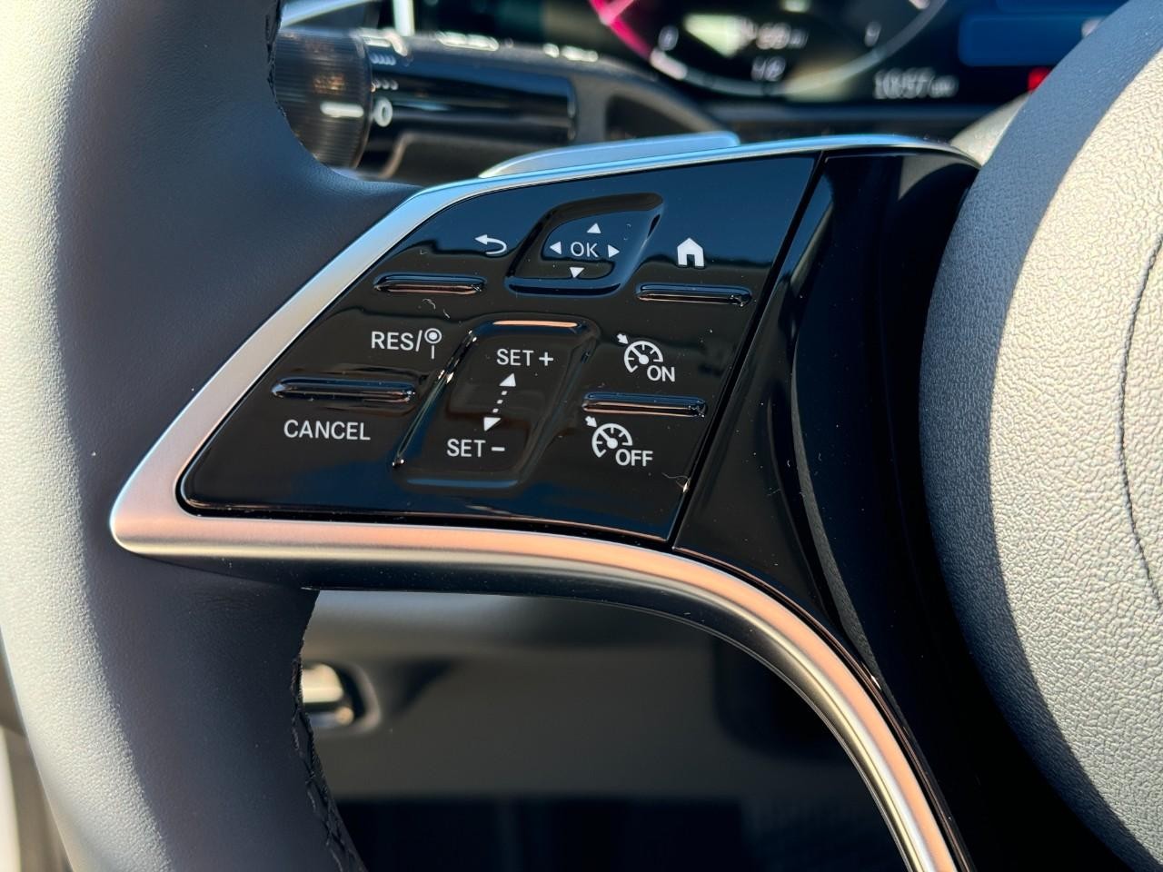 Mercedes-Benz E-Class Vehicle Full-screen Gallery Image 31